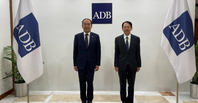 许正宇（左）与亚洲开发银行行长浅川雅嗣（右）