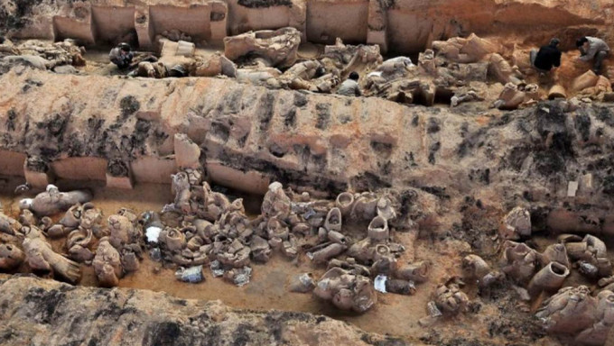 秦始皇帝陵博物院發布秦兵馬俑一號坑第三次發掘成果。央視圖片