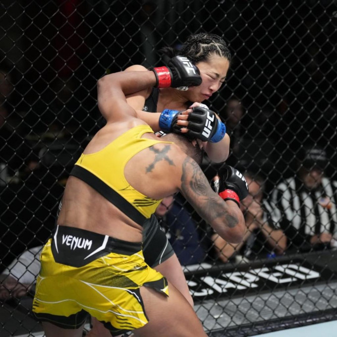 黃大菁(後)首戰UFC對陣巴西拳手紐妮絲。UFC IG圖片