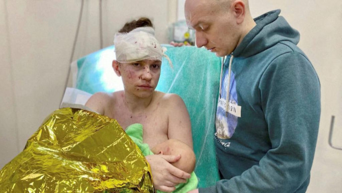 烏克蘭媽媽保護正哺乳BB，被俄軍轟炸受重傷。路透社圖片