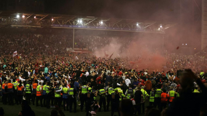诺定咸森林淘汰锡菲联后，球迷冲入场庆祝。Reuters