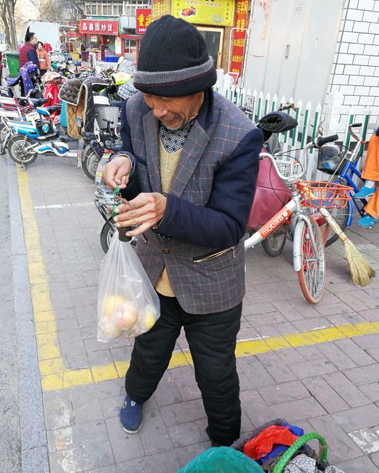 老人指這個路段好，在這裡賣得快。圖：齊魯晚報