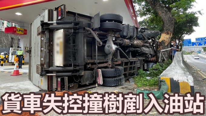 貨車翻側。