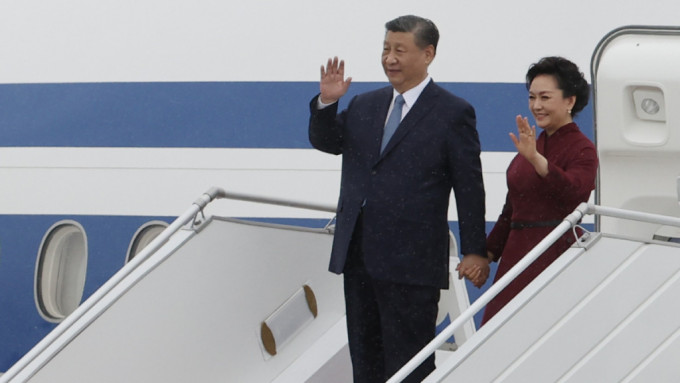 当地时间5月5日，中国国家主席习近平抵达巴黎，开始对法国进行国事访问。（中新社）