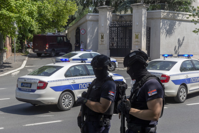以色列驻塞尔维亚大使馆外有警员戒备。美联社