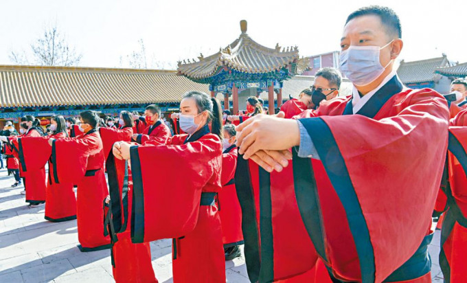 民众在山东济南，身穿传统汉服礼拜孔子、击鼓祈福。