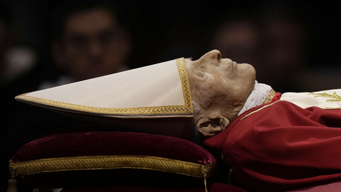 天主教榮休教宗本篤十六世遺體於聖伯多祿大教堂供信徒瞻仰。AP