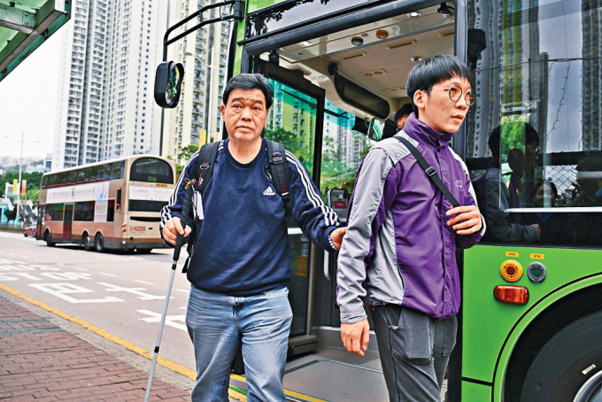 視障人士錦華（左）指，有「聲音巴士站」後便很易找到正確的候車處。