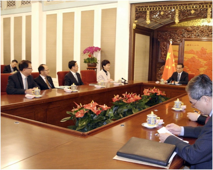 李克強今次接見林鄭月娥，座位安排與上屆政府相同。