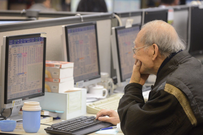 香港股市一度大跌近1700點。