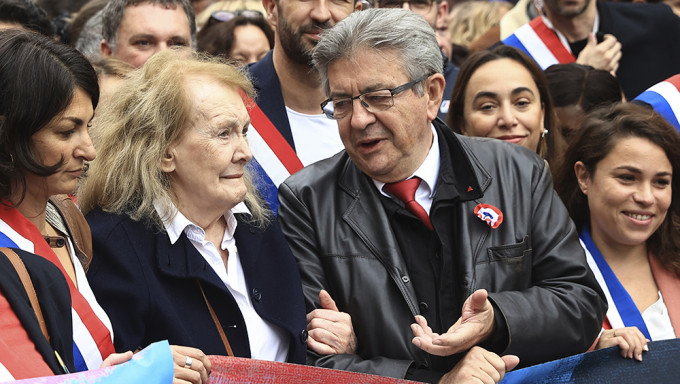 今年的诺贝尔文学奖得主艾诺（左）与极左派政党「不屈法国」领导人梅朗雄一同上街游行。AP