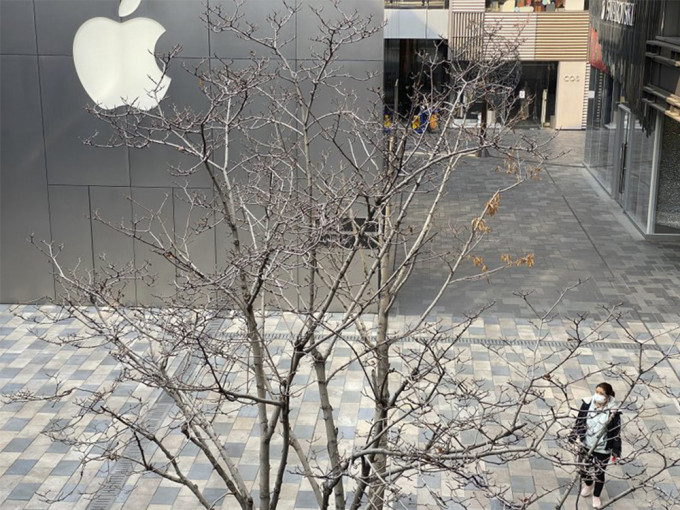 苹果暂时关闭加州53门市和英国16店铺。AP资料图片
