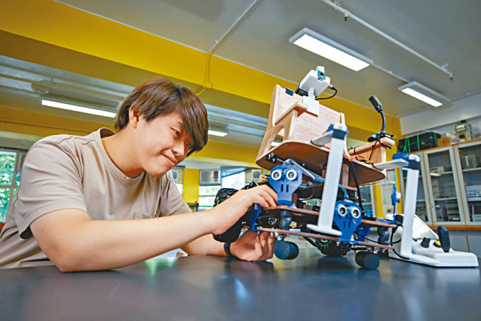 陈匡正花上数个月构思及制作「智能轮椅」雏型，最终凭设计获STEM比赛总冠军。