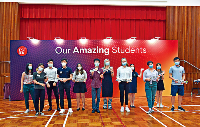 英基学校协会今年诞生十二名IB状元，昨有十一人在校方安排下亮相；除Jun Yeji Lim（前排左一）留港读医外，其馀状元均会负笈英美。