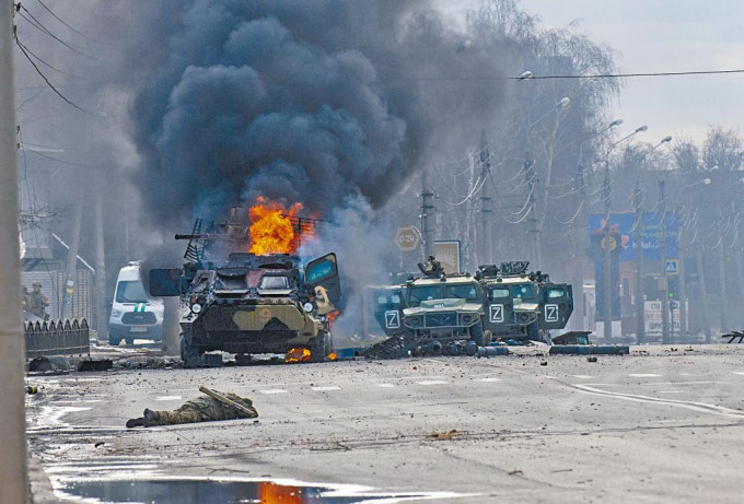 在烏克蘭第二大城市哈爾科夫街頭，一輛俄軍裝甲運兵車和一架輕型多用途軍車被摧毀。 