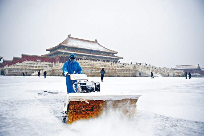 ■工作人員在北京故宮掃除冰雪，保障遊客安全。