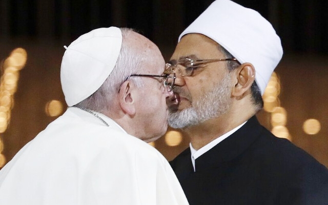 教宗历史性访问阿拉伯半岛，并与回教领袖亲拥。AP