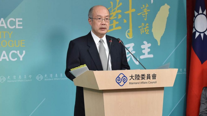 陆委会副主委詹志宏在例行记者会上宣布，恢复两岸空运客运航点，采「10＋13」 方案。