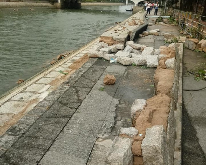 林村河水位一度暴涨， 河堤被冲烂遍地石头。Yan Chan图片