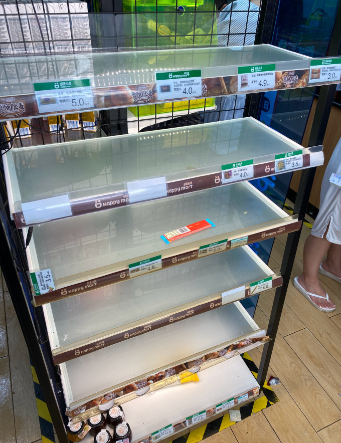 河南鄭州超市貨架大多數飲品食品被搶購。網上圖片