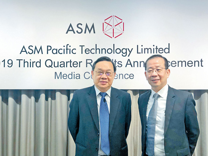 （右）ASM太平洋（522）行政总裁黄梓达指预料明年半导体行业将会增长8%，主要受惠于5G网络建设、电动汽车化等趋势带动。