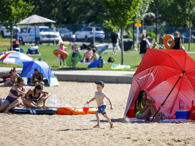侵袭美国及加拿大的热浪仍未结束。AP图片