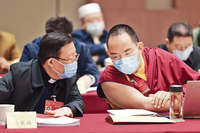班禅活佛（右）和中国天主教主教团主席马英林（左）交流。