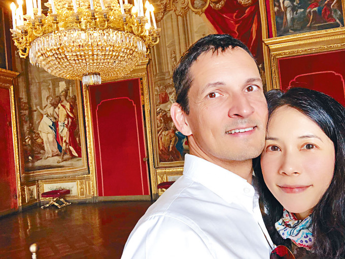 Karen與老公Johannes已結婚10年，但仍恩愛如熱戀中。