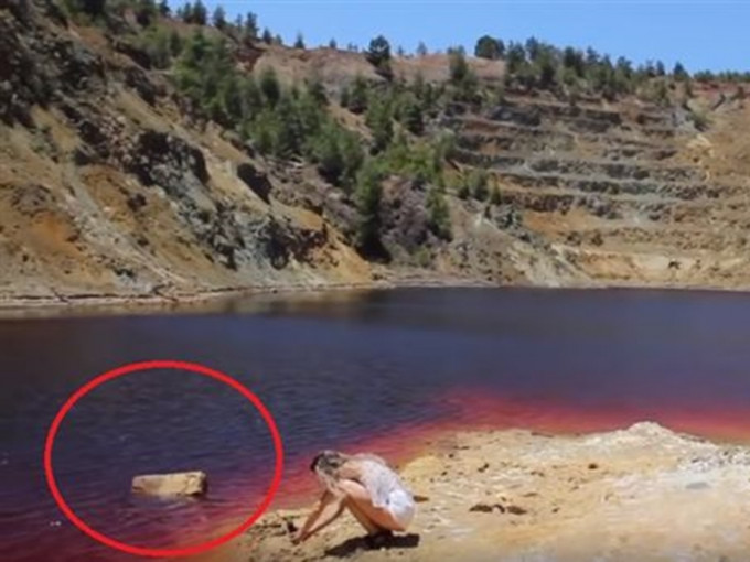 美国一名旅游YouTuber到米赛罗红湖拍片时，意外录到一个漂在湖边的行李箱，里面可能装有一具女尸。 网上图片
