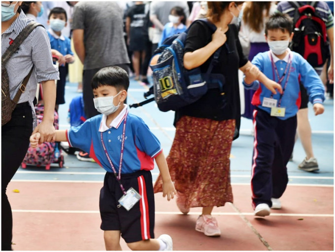 小一至小三的初小学生将于下周一（23日）起暂停面授课堂，为期14天，至12月6日。