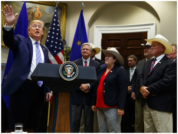 戴牛仔帽的美國牧場主人見證特朗普與歐盟簽署。AP