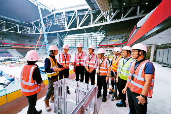 陳國基（右五）上周五聯同多名官員實地視察啟德體育園，了解工程最新進度。