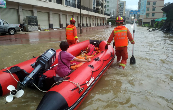 广东清远市佛冈县汤塘镇，消防员救助被困群众。
