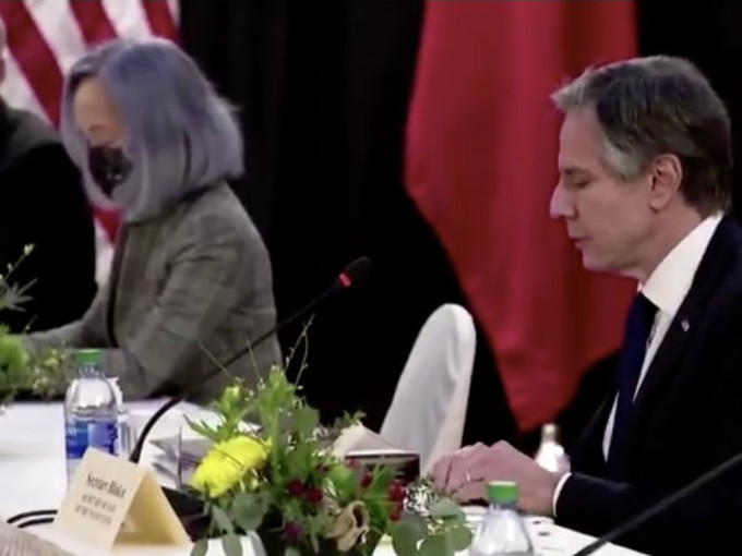 布林肯在中美外交高层会议安排染了紫发的翻译员，被网民炮轰有失外交礼仪，让美国人的表现如同小丑。（Twitter图片）