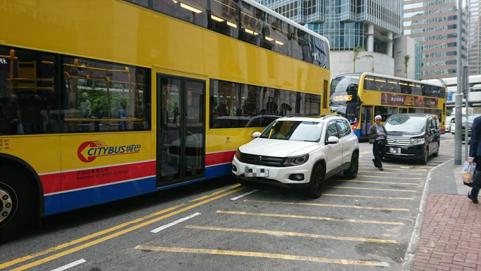 ‎巴士與私家車擦撞。香港突發事故報料區網民Seraph Wong圖片