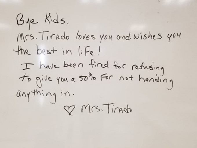 女教师提拉多在教室白板上留言向学生告别。（网图）