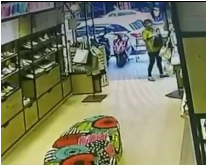 一名中年女子怀疑偷走挂在服装店近门位置的手袋。爆料公社fb图片