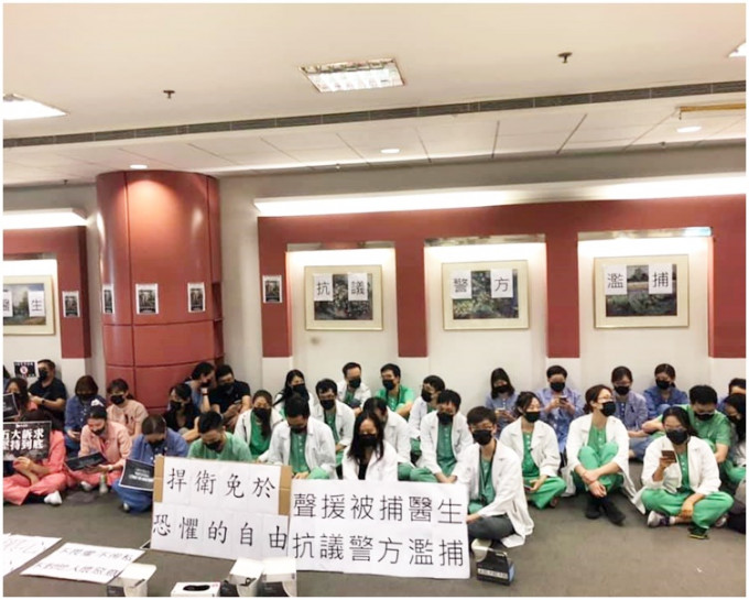 一批穿制服的医护人员在大堂举行静坐声援行动。fb香港大学学生会学苑即时新闻图片