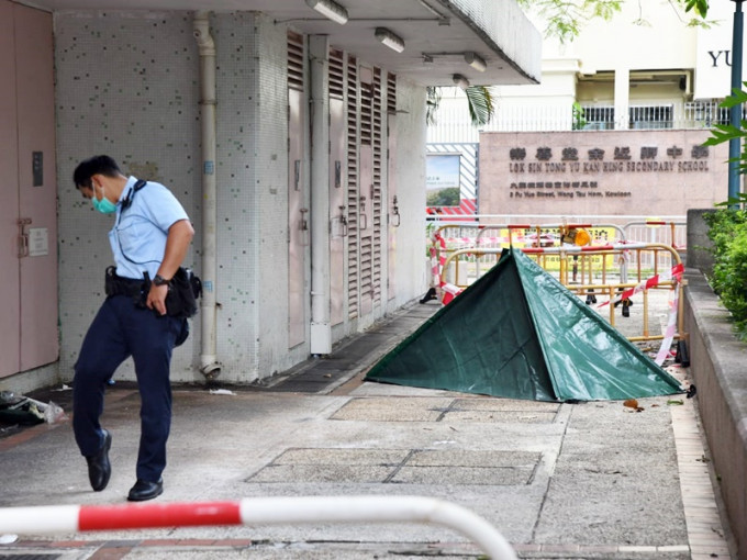 警方以帐篷遮盖死者遗体。