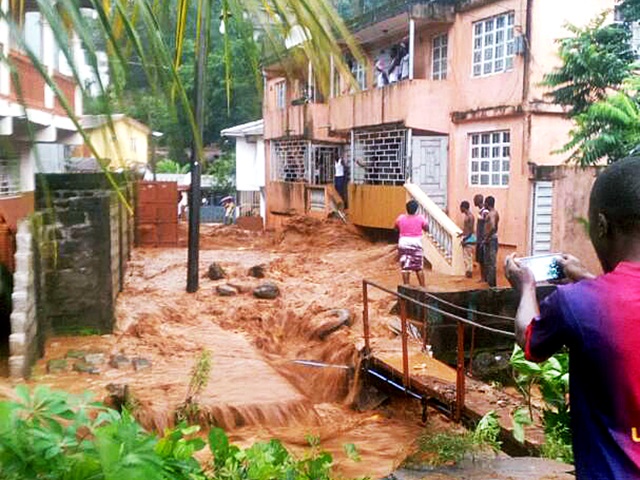 塞拉利昂洪災，造成至少312人死。AP