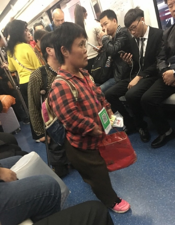 北京地鐵有乞丐以手機二維碼支付行乞。網上圖片
