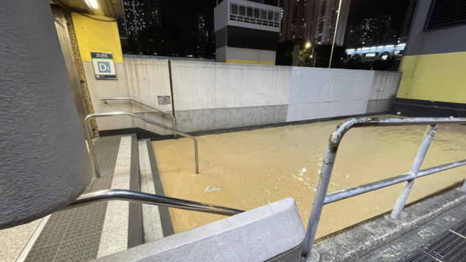 港鐵：站外路面水浸 黃大仙站D1出入口暫時關閉