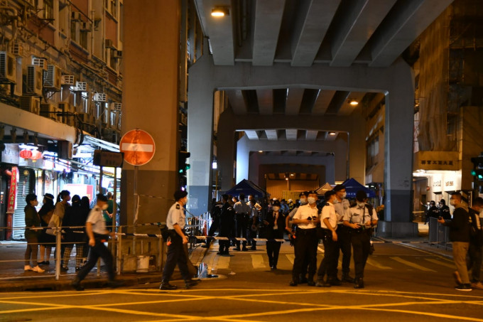 警方晚上8起圍封紅磡馬頭圍道隆基大廈。