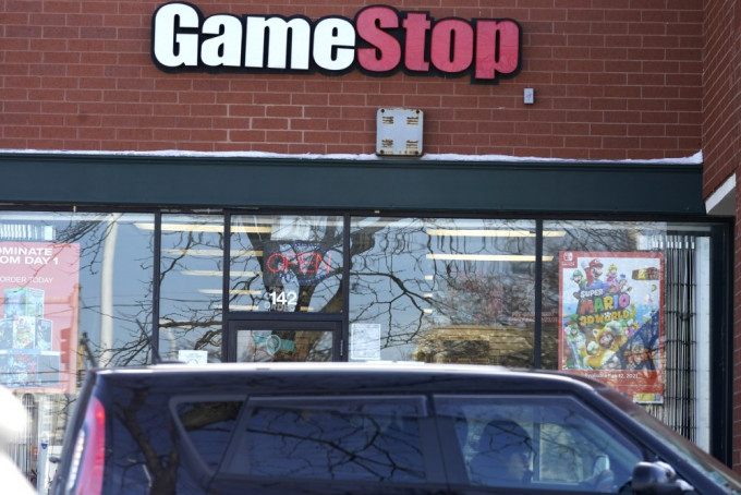 GameStop（GME）触发美国散户集合力量「挟爆淡仓」对抗华尔街大鳄，成为全球热话。AP
