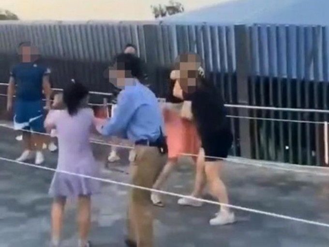 上海迪士尼樂園兩名女遊客日前疑因排隊問題公然打架。網圖