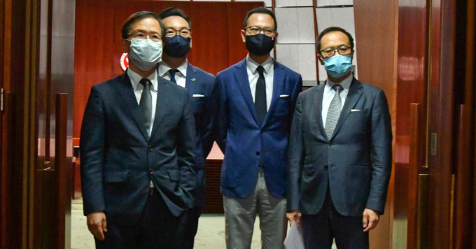 郭家麒（左一）、楊岳橋（左二）、郭榮鏗（右二）及梁繼昌（右一）昨日被禠奪議員席位。