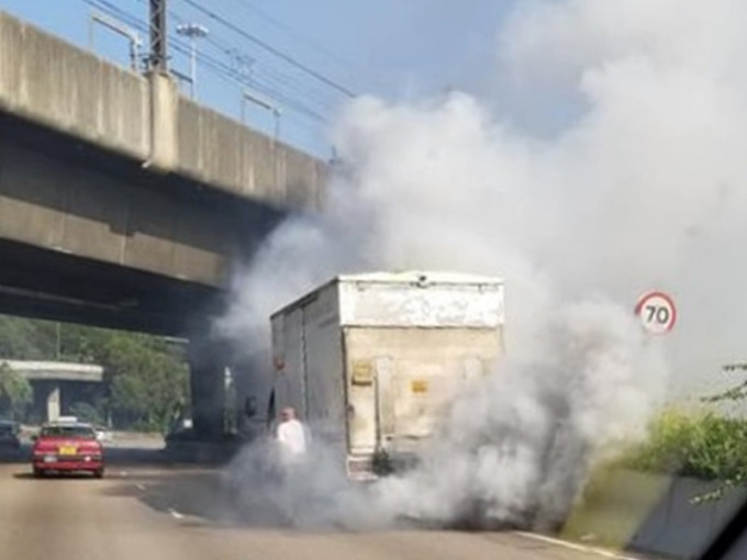 一辆货车沿葵涌道行驶途中突冒大量白烟，司机逃出车箱暂避。(图片：FB香港突发事故报料区)