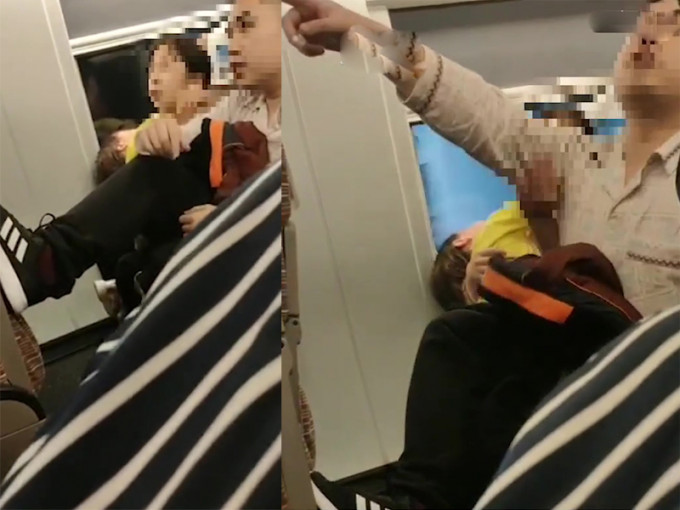 高鐵上的男子猛踹前排椅背，大聲叫囂：就不給你放！要麼你換個位子！(網圖)