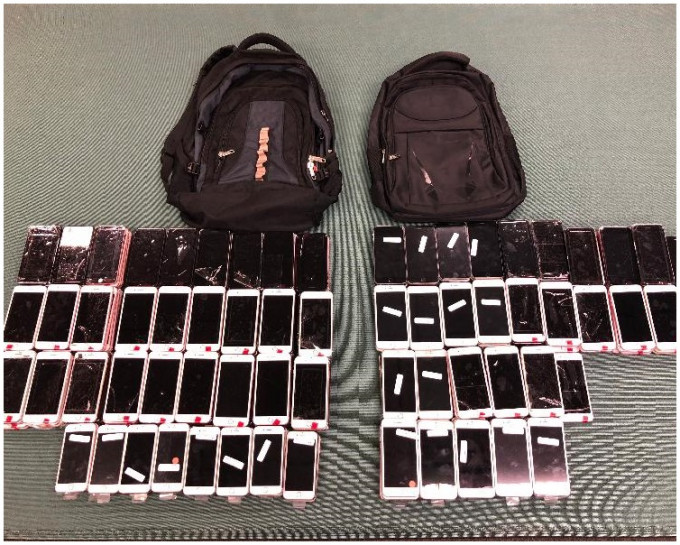 海关在两个背包内检获312部智能电话。图：政新闻处