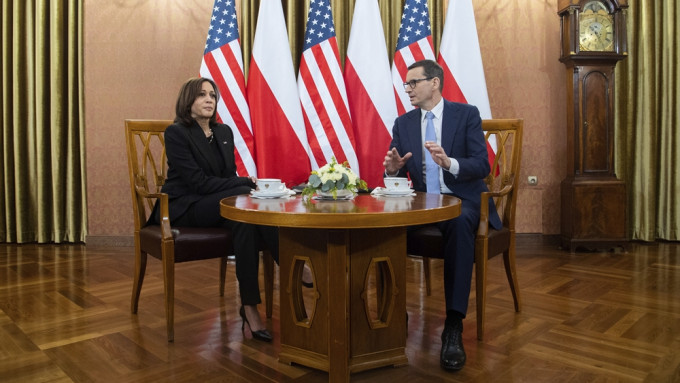 賀錦麗與波蘭總理莫拉維茨基會面。美聯社圖片